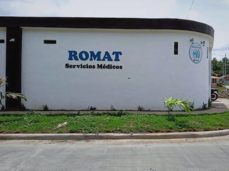 Fachada de Servicios Médicos ROMAT en Villa Sol, Managua