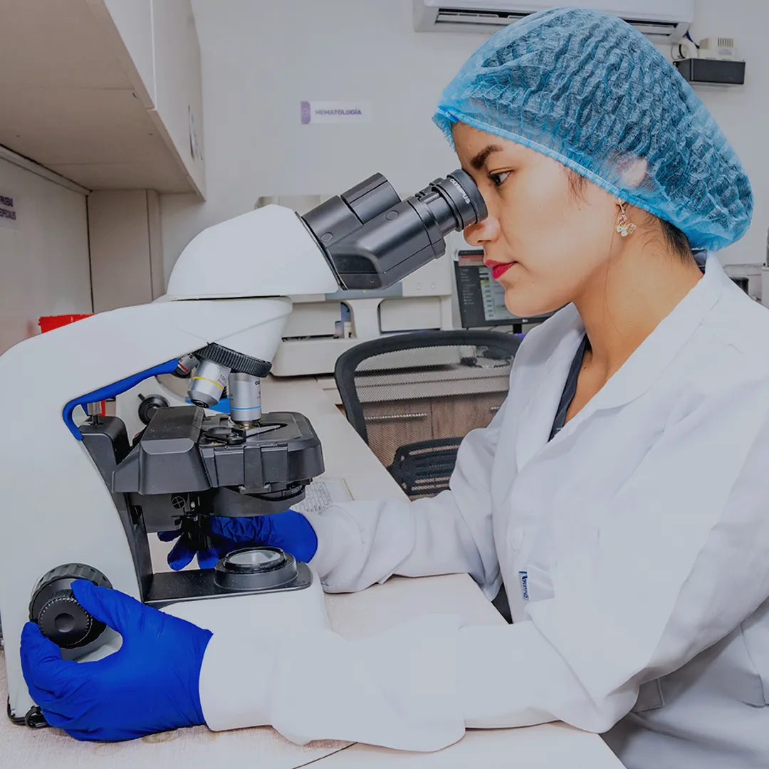 Profesional de laboratorio realizando análisis clínico en ROMAT